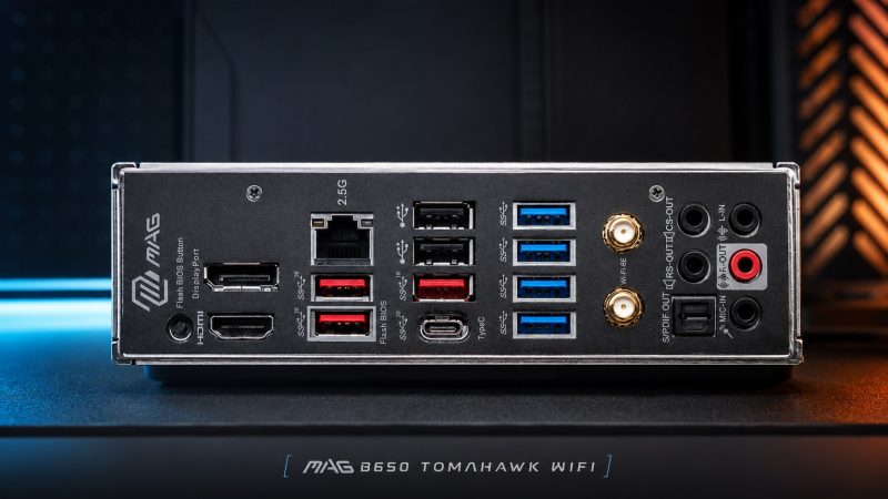Conectividad trasera de la MSI MAG B650 Tomahawk WiFi con USB, LAN 2.5G, WiFi y audio