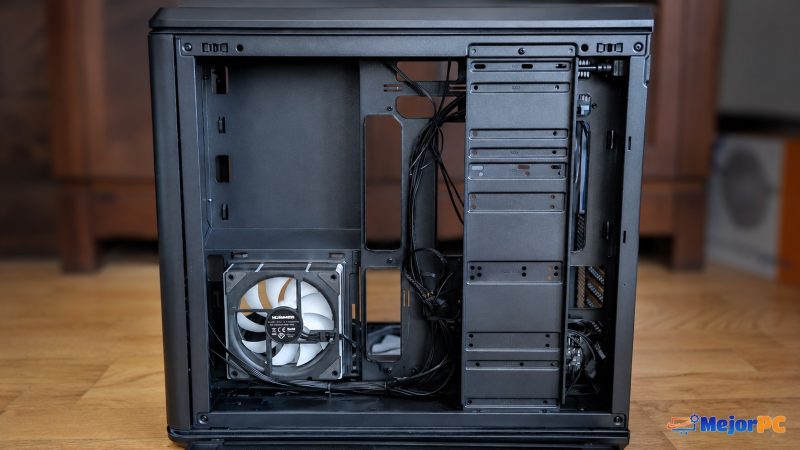 Interior de la Nox Hummer Anvil con bahías de almacenamiento y zona trasera para la gestión del cableado