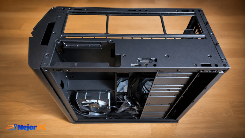 Vista superior e interior de la Nox Hummer Anvil con la estructura interna y la zona de la fuente de alimentación